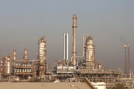 Quang cảnh nhà máy lọc dầu Abadan tại thành phố Abadan ở phía tây nam Iran, ngày 29/12/2010. (Ảnh: XINHUA)