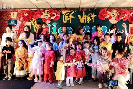 Con em các gia đình kiều bào tại Nice thích thú khi được khoác lên mình chiếc áo dài truyền thống mỗi dịp Tết đến Xuân về. (Ảnh: Báo Nhân Dân)