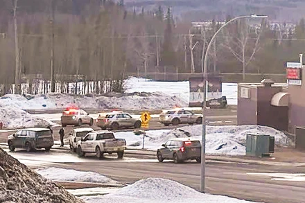 Cảnh sát triển khai bên ngoài trường học ở Tumbler Ridge, Canada. (Ảnh: ABC.NET.AU)