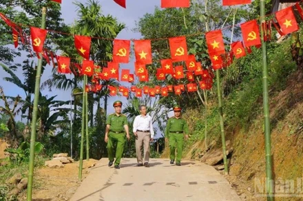 Không khí chuẩn bị cho ngày hội lớn của toàn dân đang rộn ràng khắp các thôn, khu dân cư trên địa bàn xã biên giới Avương. 