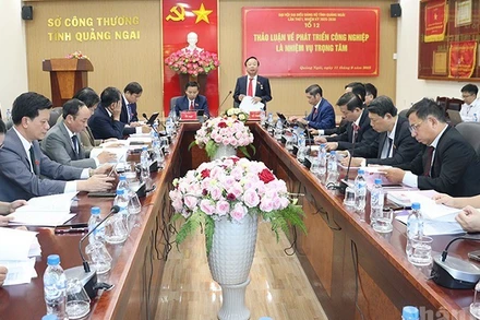 Quang cảnh thảo luận tại tổ 12 với chuyên đề phát triển công nghiệp là nhiệm vụ trọng tâm.