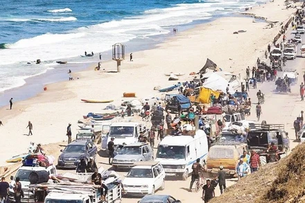 Người dân Gaza phải di dời do chiến sự.