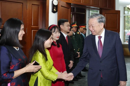 Tổng Bí thư Tô Lâm với cán bộ, nhân viên Đại sứ quán Việt Nam tại Triều Tiên. (Ảnh: TTXVN)