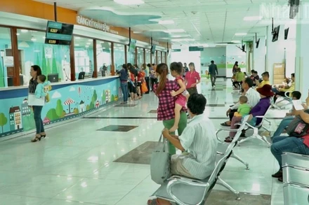 Trẻ em đến thăm khám tại Bệnh viện Nhi đồng Thành phố.