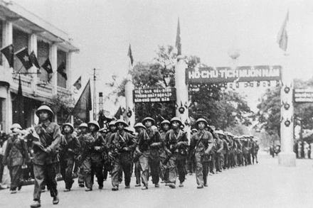 Trước sự mong chờ của nhân dân Thủ đô, sáng 10/10/1954, cánh quân của Đại đoàn 308 Quân Tiên Phong từ các cửa ô tiến vào tiếp quản Thủ đô. (Ảnh: Tư liệu TTXVN)