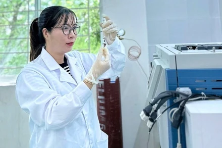 Cán bộ Viện Khoa học công nghệ Năng lượng và Môi trường (Viện Hàn lâm Khoa học và Công nghệ Việt Nam) kiểm tra kết quả mẫu nước mạ sau khi xử lý bằng công nghệ màng lọc thẩm thấu thuận hiệu năng cao. (Ảnh: Thảo Thanh) 