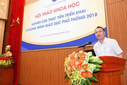 Hiệu trưởng Trường đại học Sư phạm Hà Nội, Phó Giáo sư, Tiến sĩ Nguyễn Đức Sơn phát biểu tại hội thảo. 