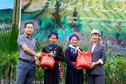 Đại diện Trung tâm Truyền thông Tài nguyên và Môi trường tặng quà cho người dân xã Bản Liền.