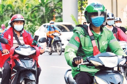 Tài xế xe công nghệ trên đường phố Hà Nội. (Ảnh: THẾ ĐẠI)
