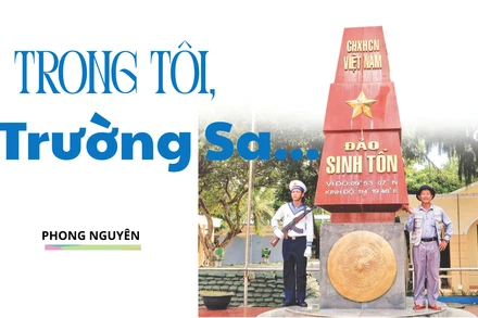 Nhà báo Phong Nguyên bên cột mốc chủ quyền đảo Sinh Tồn.