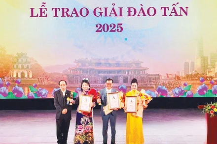 Giải thưởng Đào Tấn vinh danh các cá nhân ở hạng mục “Nhà quản lý nghệ thuật xuất sắc”.