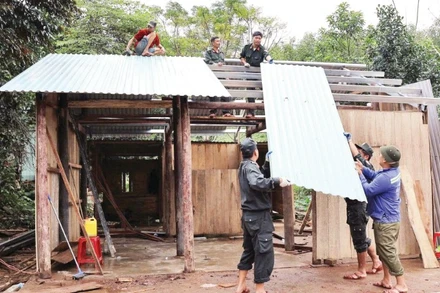 Các lực lượng chức năng tham gia sửa chữa nhà ở cho người dân tại xã Thượng Đức (thành phố Đà Nẵng).