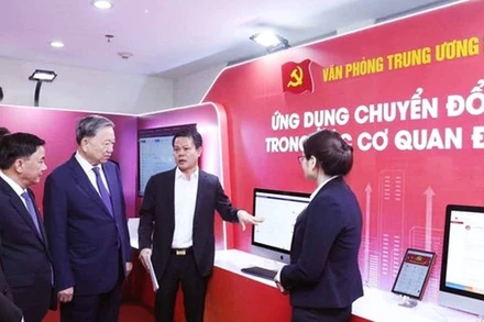 Tổng Bí thư Tô Lâm xem giới thiệu các ứng dụng chuyển đổi số trong các cơ quan Đảng. (Ảnh: THỐNG NHẤT/TTXVN)