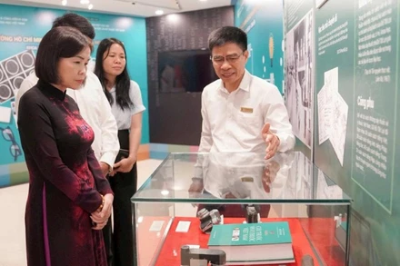 Các nhà khoa học tham quan Bảo tàng Di sản các nhà khoa học Việt Nam tại tỉnh Phú Thọ.