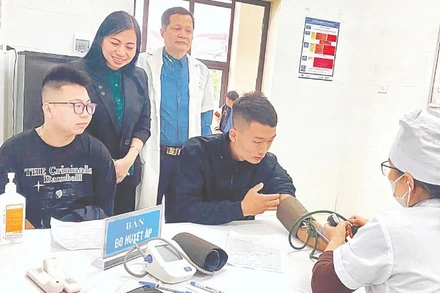 Lãnh đạo xã Triệu Việt Vương (Hưng Yên) động viên thanh niên đến khám tuyển nghĩa vụ quân sự.