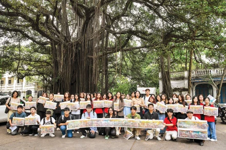 Các bạn trẻ Gen Z hào hứng xếp hàng nhận phụ san tranh panorama “Chiến dịch Điện Biên Phủ” của Báo Nhân Dân. (Ảnh: THÀNH ĐẠT)