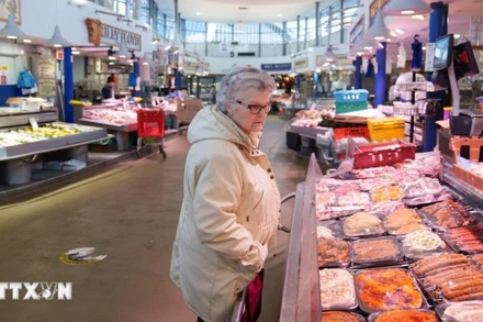 Người dân mua sắm tại siêu thị ở Manchester, Anh. (Ảnh: THX/TTXVN)