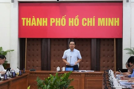 Chủ tịch Ủy ban nhân dân Thành phố Hồ Chí Minh Nguyễn Văn Được phát biểu tại đầu cầu Thành phố Hồ Chí Minh trong phiên họp. 