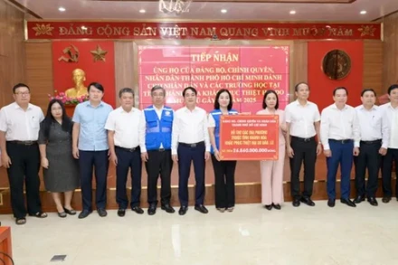Đoàn công tác của Thành phố Hồ Chí Minh đã trao hơn 26,8 tỷ đồng hỗ trợ các địa phương thuộc tỉnh Khánh Hòa khắc phục thiệt hại do bão lũ. Ảnh: VĂN MINH 