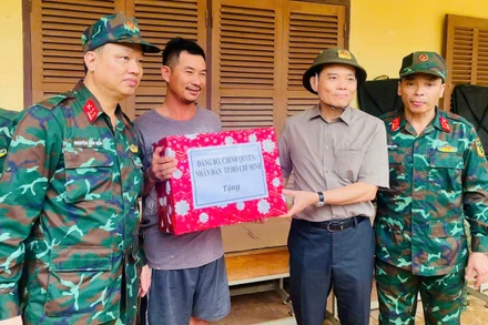 Sáng 22/11, Bí thư Trung ương Đảng, Bí thư Thành ủy Thành phố Hồ Chí Minh Trần Lưu Quang đã tới thăm hỏi, động viên và trao tận tay cho bà con vùng lũ Khánh Hòa những phần quà nhỏ của người dân thành phố.