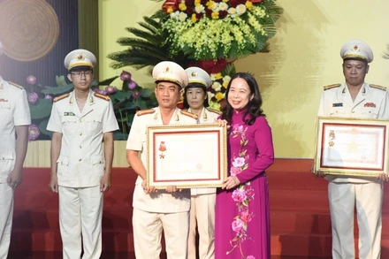 Đồng chí Võ Thị Ánh Xuân, Ủy viên Trung ương Đảng, Phó Chủ tịch nước trao tặng Huân chương Quân công và Huân chương Chiến công cho các cá nhân.