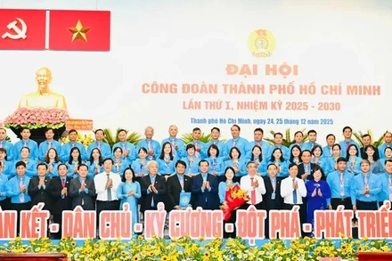 Ban Chấp hành, Ban Thường vụ Liên đoàn Lao động Thành phố Hồ Chí Minh nhiệm kỳ mới ra mắt Đại hội. (Ảnh: VIỆT DŨNG) 