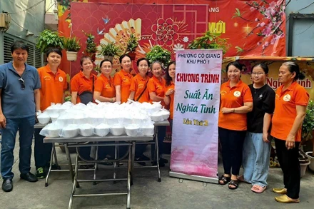 Đồng chí Châu Diệu Phương và các chi hội đoàn thể thực hiện mô hình “Suất ăn nghĩa tình-chia sẻ yêu thương”, giúp đỡ người dân khó khăn trong khu phố.