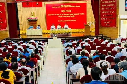 Tổ đại biểu Quốc hội đơn vị số 3 tiếp xúc trực tiếp với cử tri tại phường Chánh Hưng.