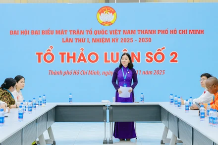 Các đại biểu tổ 2 thảo luận tại tổ dưới sự chủ trì của đồng chí Trương Thị Bích Hạnh, Phó Trưởng ban Thường trực Ủy ban Mặt trận Tổ quốc Việt Nam thành phố.