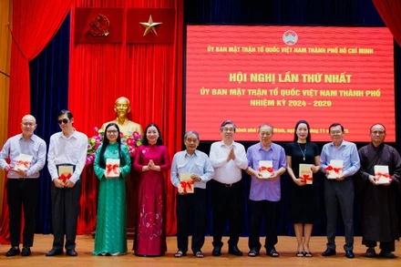 Đồng chí Nguyễn Phước Lộc và đồng chí Trương Thị Bích Hạnh, Phó Chủ tịch Thường trực Ủy ban Mặt trận Tổ quốc Việt Nam Thành phố Hồ Chí Minh tặng sách của cố Tổng Bí thư Nguyễn Phú Trọng cho các tổ chức thành viên và các Ủy viên Ủy ban Mặt trận Tổ quốc Việt Nam thành phố được hiệp thương bổ sung. 