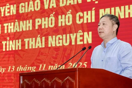 Ông Dương Anh Đức, Ủy viên Ban Thường vụ Thành ủy, Trưởng Ban Tuyên giáo và Dân vận Thành ủy Thành phố Hồ Chí Minh chia sẻ khó khăn với bà con Thái Nguyên sau trận bão lịch sử.