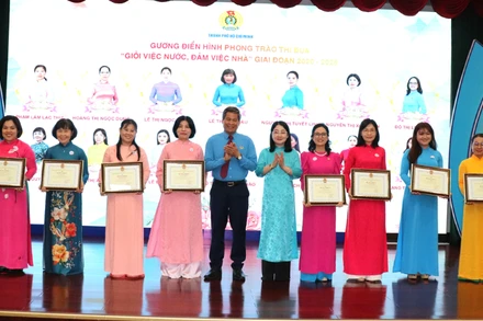 Các cá nhân "Giỏi việc nước, đảm việc nhà" được tuyên dương. 