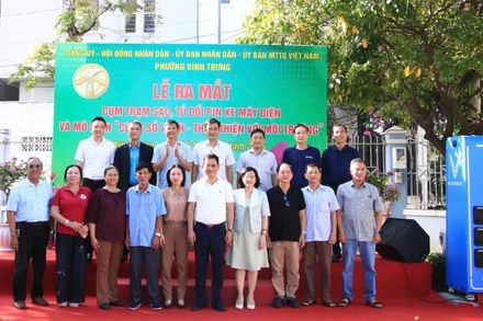 Lễ ra mắt cụm trạm sạc-tủ đổi pin xe máy điện và mô hình “Công sở xanh-thân thiện với môi trường” tại Trụ sở Ủy ban nhân dân phường.