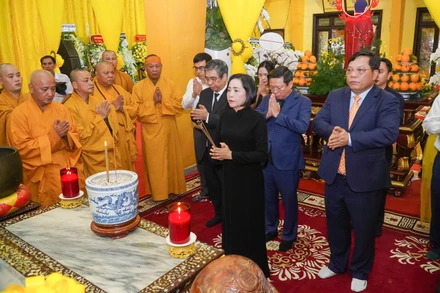 Đoàn đại biểu lãnh đạo Đảng, Nhà nước, Ủy ban Mặt trận Tổ quốc Việt Nam do bà Nguyễn Thị Thanh, Phó Chủ tịch Quốc hội dẫn đầu viếng Trưởng lão Hòa thượng Thích Trí Tịnh (Ảnh: Duy Phú) 