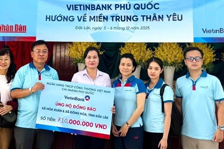 Đoàn thiện nguyện trao ủng hộ cho bà con xã Đông Hòa, xã Hòa Xuân của tỉnh Đắk Lắk.