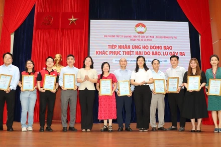 Bà Trương Thị Bích Hạnh trao thư cảm ơn đến đơn vị ủng hộ đồng bào bị thiệt hại bởi bão, lũ. 