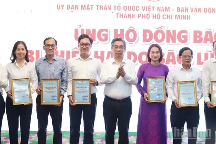 Đồng chí Nguyễn Phước Lộc, Phó Bí thư Thành ủy, Chủ tịch Ủy ban Mặt trận Tổ quốc Việt Nam Thành phố Hồ Chí Minh và đồng chí Trần Thị Diệu Thúy, Phó Chủ tịch Ủy ban nhân dân Thành phố trao thư cảm ơn các cơ quan, tổ chức, doanh nghiệp, cá nhân ủng hộ tại lễ phát động.