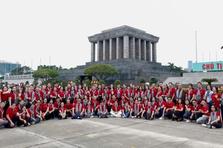 Đoàn chụp hình lưu niệm trước Lăng Bác.