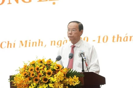 Đồng chí Nguyễn Lộc Hà, Phó Chủ tịch Ủy ban nhân dân thành phố báo cáo về tình hình kinh tế-xã hội tại kỳ họp.