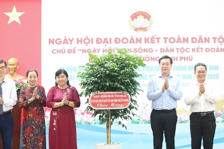 Ủy viên Trung ương Đảng, Phó Bí thư Thường trực Thành ủy Thành phố Hồ Chí Minh Lê Quốc Phong, Phó Chủ tịch Ủy ban Mặt trận Tổ quốc Việt Nam Thành phố Hồ Chí Minh Phạm Minh Tuấn tặng cây xanh chúc mừng Ngày hội (Ảnh: PHAN ANH) 