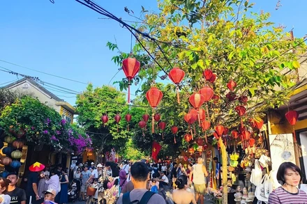 Du khách tham quan phố cổ Hội An. (Ảnh: HUY LÊ)