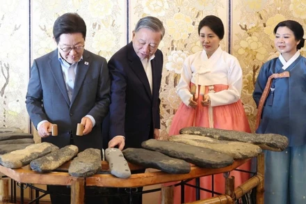 Tổng Bí thư Tô Lâm và Phu nhân giới thiệu với Tổng thống Hàn Quốc Lee Jae Myung và Phu nhân về nghệ thuật đàn đá của Việt Nam. (Ảnh: THỐNG NHẤT/TTXVN)