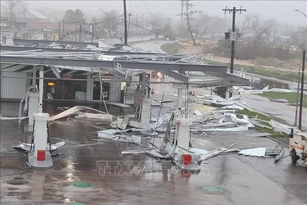 Bão Melissa làm hư hỏng trạm bán xăng ở Montego Bay, Jamaica. (Ảnh: THX/TTXVN)