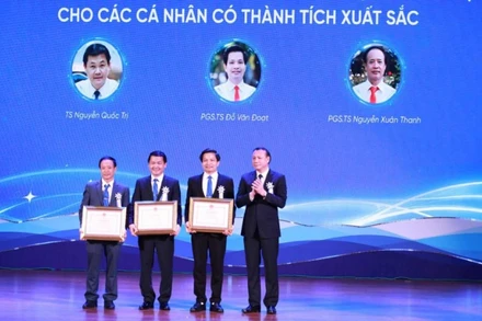 Hiệu trưởng Trường đại học Sư phạm Hà Nội, Phó Giáo sư, Tiến sĩ Nguyễn Đức Sơn trao tặng Bằng khen của Bộ trưởng Giáo dục và Đào tạo cho tập thể Khoa Quản lý giáo dục và ba cá nhân có thành tích xuất sắc. 