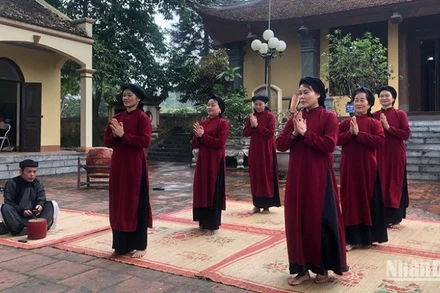 Các nghệ nhân xoan trình diễn tại đình Thét, xã Kim Đức, thành phố Việt Trì, tỉnh Phú Thọ.