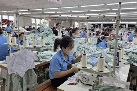 May quần áo xuất khẩu tại Nhà máy may Hòa Thọ (Quảng Ngãi). (Ảnh: MINH KHÔI)