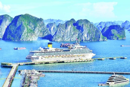 Du thuyền 5 sao Costa Serene chở hơn 3.000 du khách, cập cảng quốc tế Hạ Long (tỉnh Quảng Ninh). (Ảnh NGUYỄN ĐĂNG)