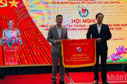 Hội Nhà báo tỉnh Lào Cai và Cao Bằng trao cờ thi đua tại hội nghị. (Ảnh: THANH SƠN)