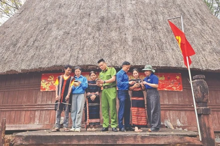 Tổ công nghệ số cộng đồng của Đoàn phường Pleiku “đi từng ngõ, gõ từng nhà”, hướng dẫn người dân phòng ngừa tội phạm công nghệ cao.