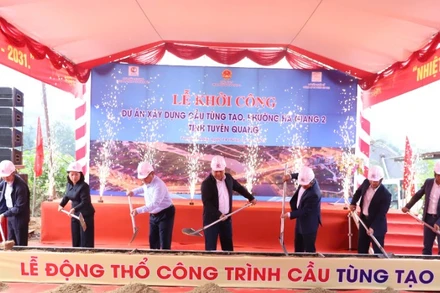 Các đồng chí lãnh đạo tỉnh Tuyên Quang và phường Hà Giang 2 thực hiện nghi thức khởi công xây dựng cầu Tùng Tạo.